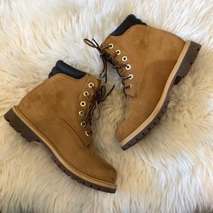Lightly Worn Timberland Boots Women’s 6M